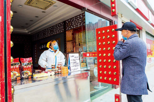 4月3日，珞瑜路光谷广场的蔡林记热干面恢复营业。摄影/马耕平人民画报