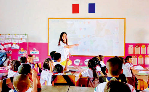 中国志愿者教孩子们学习英语和中文。（作者供图）