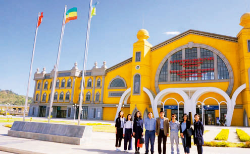2019年3月，北京师范大学一带一路学院研究团队在埃塞俄比亚实地调研铁路建设项目。（作者供图）