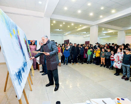 2月19日，亚美术家协会组织著名画家现场作画，为中国人民抗击新冠肺炎祈福加油。（中国驻亚美尼亚大使馆供图）