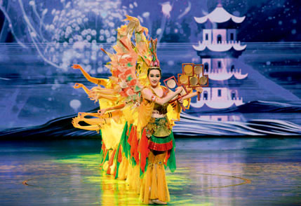 2019年12月5日，第二届海上丝绸之路国际舞蹈艺术交流周开幕式在福州举行。福建泉州闽南民间歌舞传承中心的舞者在开幕式上表演群舞《海丝妙音》。摄影/宋为伟