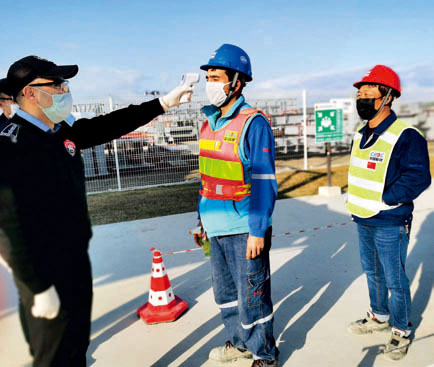 土耳其胡努特鲁属地员工和中方员工进入施工现场都要进行严格测温。