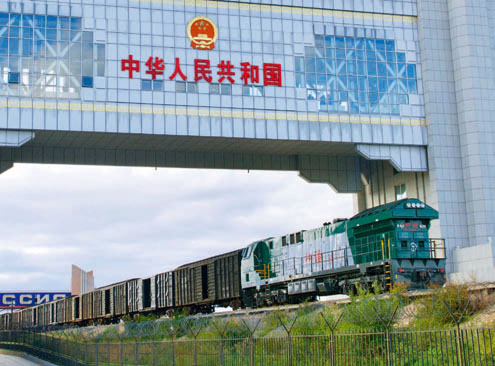 一列装满货物的列车正从俄罗斯驶进中国国门。摄影/唐涛（人民画报）