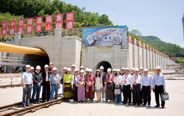 2018年5月第二届中缅智库高端论坛期间，缅甸嘉宾参观大瑞铁路高黎贡山隧道。（作者供图）