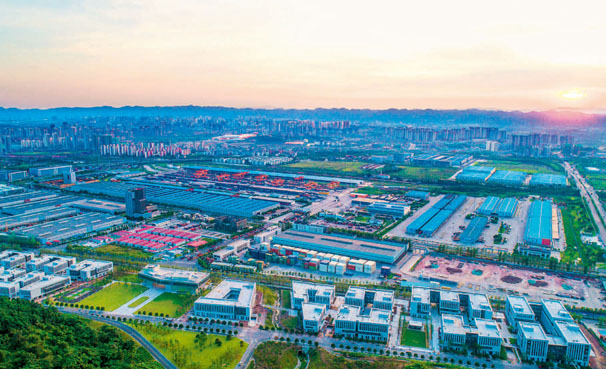 随着“一带一路”建设走深走实，重庆国际物流枢纽园区实现了通道带产业、产业哺新城的重大转型。（重庆国际物流枢纽园区供图）