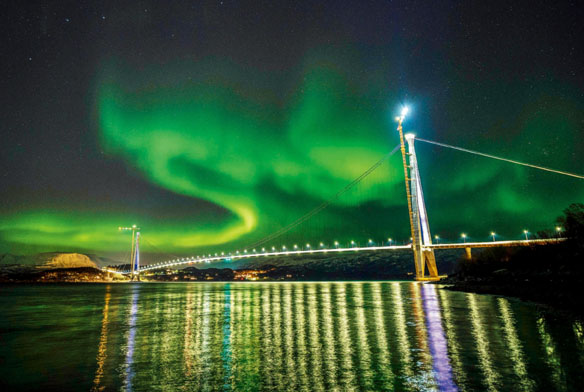 极光映衬下的挪威哈罗格兰德大桥（四川路桥供图）