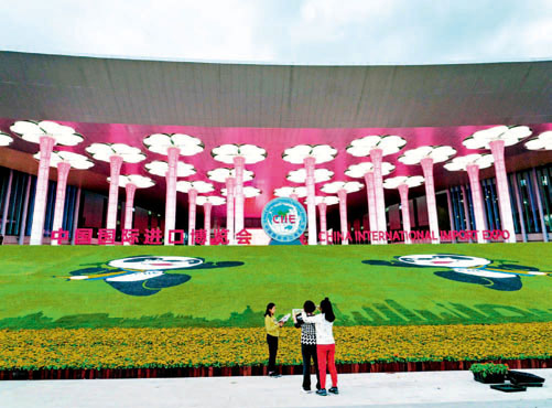 首届中国国际进口博览会主会场上海国家会展中心正门前。摄影/万全（人民画报）