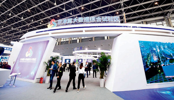 2019中国国际数字经济博览会上，观众在参观京津冀大数据综合试验区展区。摄影/王晓（新华社）