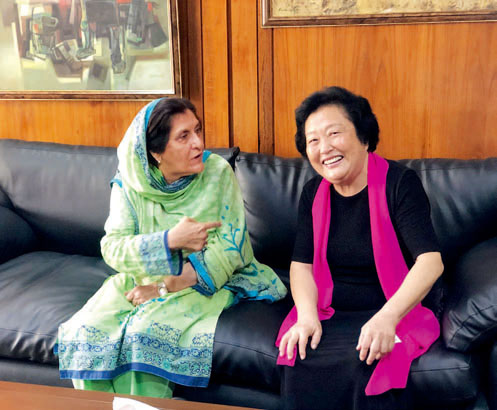 2019年6月19日，赵白鸽博士在巴基斯坦参议院与参议员亲切交谈。（蓝迪国际智库供图）