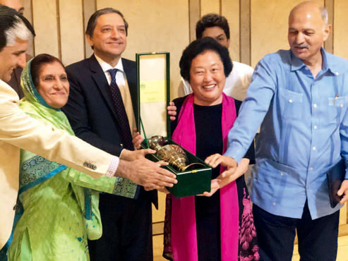 2019年6月19日，巴基斯坦参议院副主席萨利姆·曼迪瓦拉、巴基斯坦外事委员会主席穆沙希德·侯赛因等官员在巴基斯坦参议院与赵白鸽博士互赠礼物。（蓝迪国际智库供图）