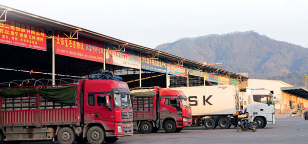在中国—东盟自由贸易区凭祥物流园，一辆辆满载水果货物的大卡车整装待发。摄影/谢爽（人民画报）